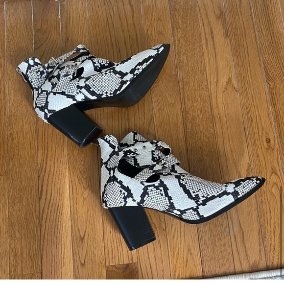 Snakeskin booties size 10 - Picture 5 of 6